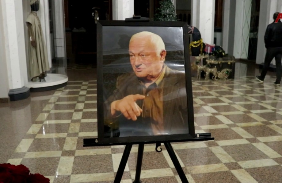 Самсон Ҷанба ихьӡ зху Аҧсуа драматә театр ахыбраҟны имҩаҧысит аспектакль «Қьалашьбеи» арбара