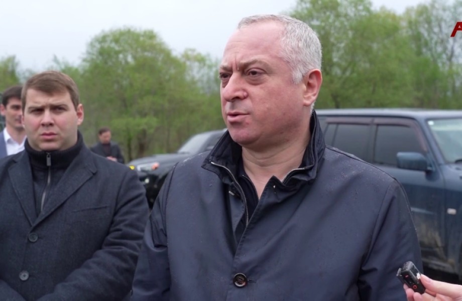 Президент проинспектировал результаты работ по изменению русла реки Кодор в селе Кацыкыт