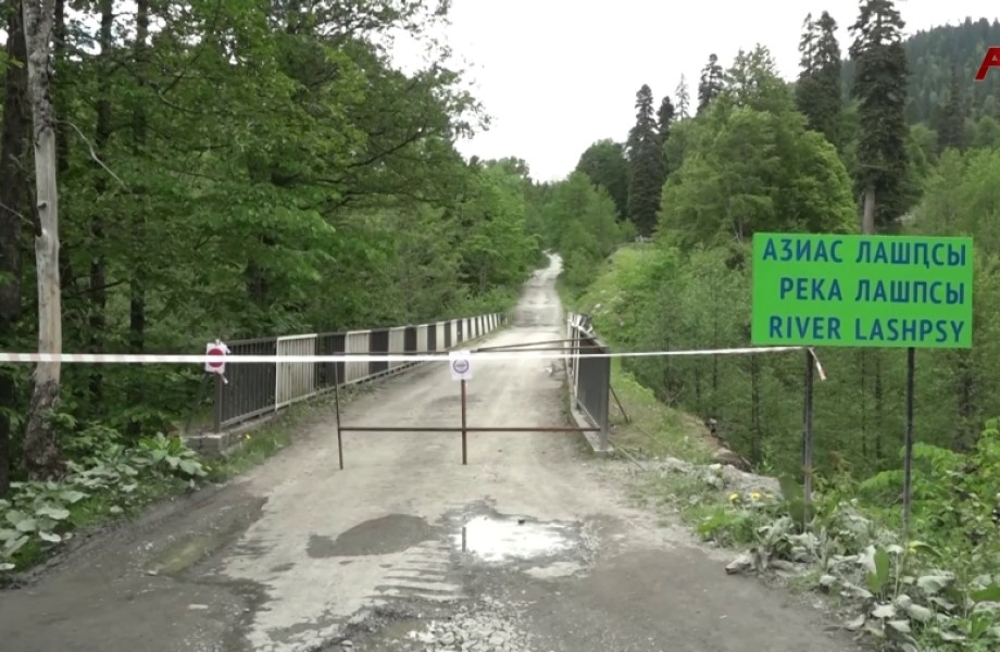 Аварийный мост на Рице закрыли для всех видов транспорта
