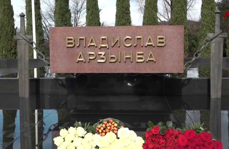 В селе Нижняя Эшера прошла церемония возложения цветов к мемориалу Владислава Ардзинба