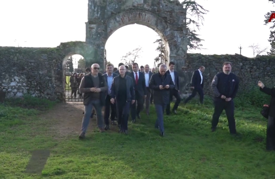 Бадра Гәынбеи Урыстәыла ахада иусбарҭа анапхгаҩы актәи ихаҭыҧуаҩ С.Кириенкои Мықә ақыҭа иаҭааит