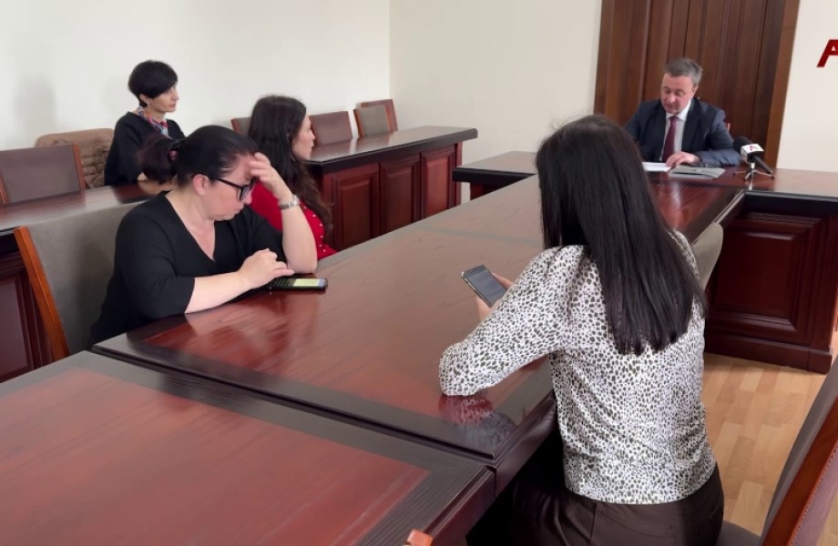 Аҟәа зымҩаҧгара азгәаҭоу жәларбжьаратәи аекономикатә форум иазкны абрифинг мҩаҧигеит Владимир Делба