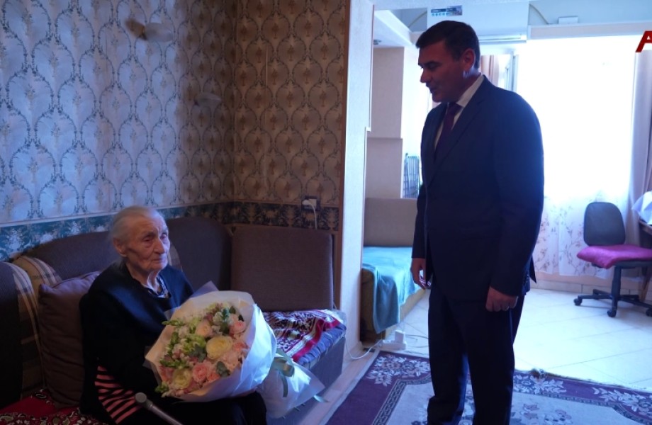 Б. Бигвава поздравил ветерана ВОВ Елену Водзинскую с 81-й годовщиной Великой Победы