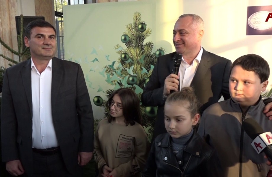 Аҧсны Ахада Б. Гәынбеи ихаҭыҧуаҩ Б. Бигәааи ахәыҷқәа ргәаҳәара нарыгӡеит