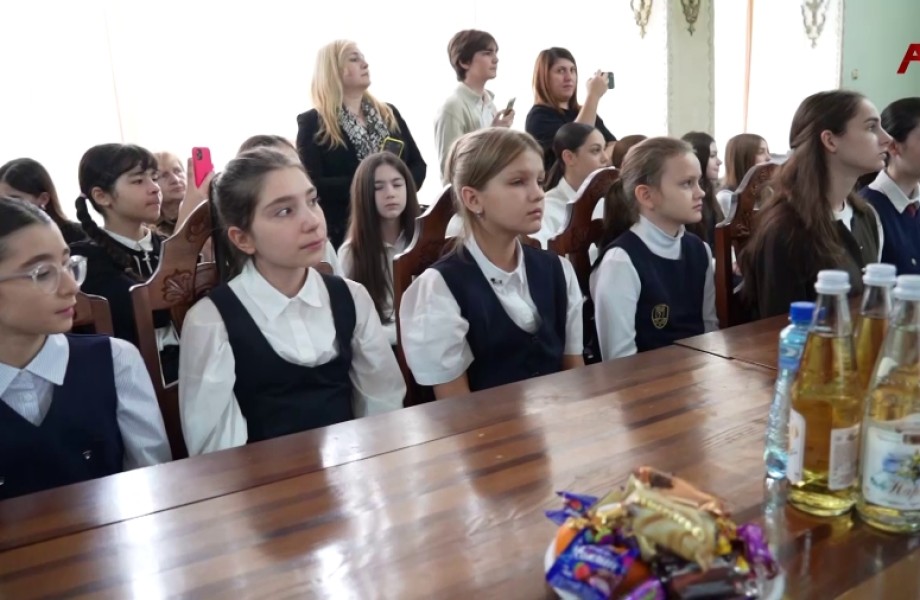 «Ажәа ашьаҭа» - абас захьӡыз аҧсуа –аурыс литерауратә еицлабра аихшьаалақәа ҟаҵоуп