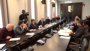 Аҟәа амшын аҧшаҳәаҿы иаарҧшын актәи-аҧшьбатәи ашәышықәсақәа ирыҵаркуа артефакт ҿыцқәа