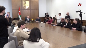 Аҧсны аҳәынҭқарра аҿиара ахырхарҭа хадақәа ирзааҭгылан Б. Гәынба имҩаҧигаз апресс-- конференциаҿы