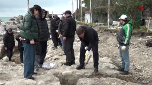Коллектив администрации Сухума принял участие в археологических раскопках на набережной