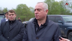 Президент проинспектировал результаты работ по изменению русла реки Кодор в селе Кацыкыт