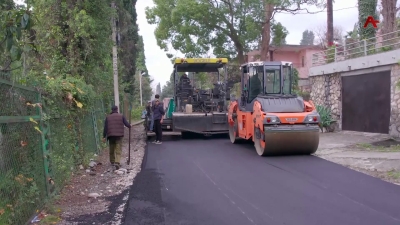 В Сухуме на улице Ласурия уложили асфальт