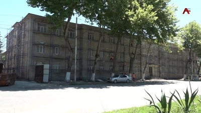 В столице продолжается ремонт фасада школы № 15, реставрационные работы идут полным ходом.