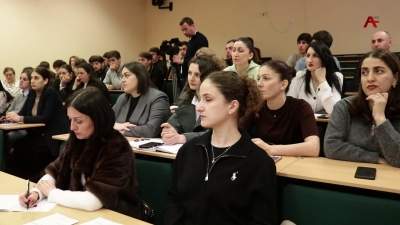 Лекция Олега Дамения на тему «Кто такой современный человек?» прошла в АГУ