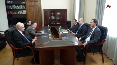 Народного артиста России и Абхазии Е. Князева и директора театра Вахтангова К. Крока приняли в НС